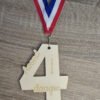 Houten medaille avondvierdaagse 4 daagse 2026 Handgemaakte houten avondvierdaagse medaille in de vorm van een cijfer 4 met rood wit blauw lint gemaakt van 4 mm populieren multiplex
