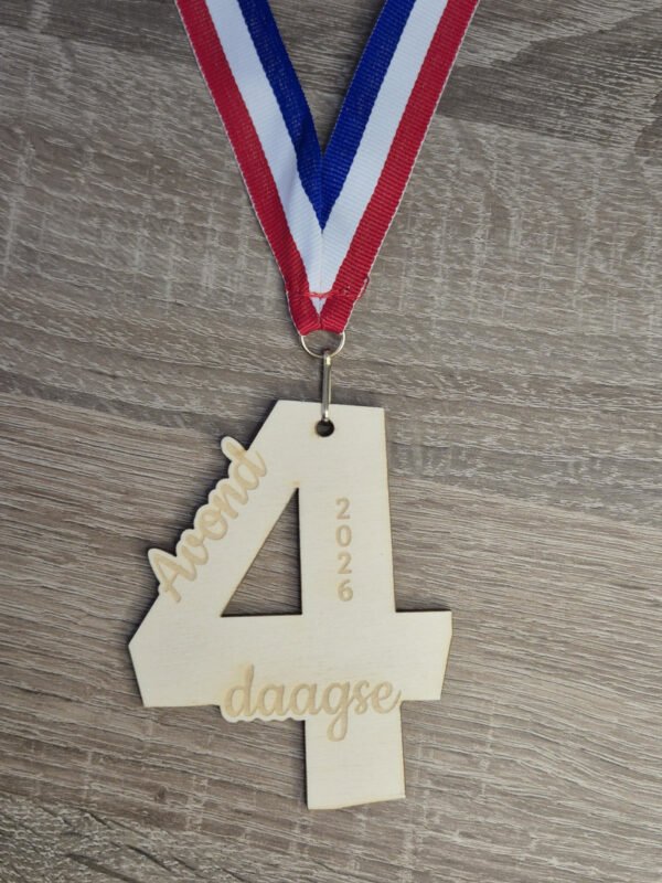Houten medaille avondvierdaagse 4 daagse 2026 Handgemaakte houten avondvierdaagse medaille in de vorm van een cijfer 4 met rood wit blauw lint gemaakt van 4 mm populieren multiplex