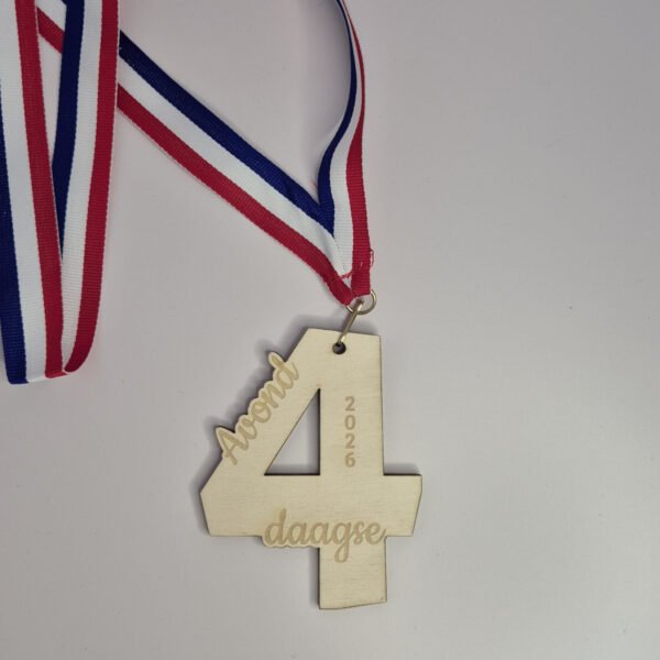 Handgemaakte houten avondvierdaagse medaille in de vorm van een cijfer 4 met rood wit blauw lint gemaakt van 4 mm populieren multiplex