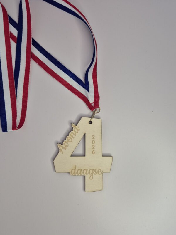 Houten medaille avondvierdaagse 4 daagse 2026 Handgemaakte houten avondvierdaagse medaille in de vorm van een cijfer 4 met rood wit blauw lint gemaakt van 4 mm populieren multiplex