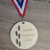 Houten medaille avondvierdaagse 4 daagse 2026 Handgemaakte houten avondvierdaagse medaille in de vorm van een cijfer 4 met rood wit blauw lint gemaakt van 4 mm populieren multiplex