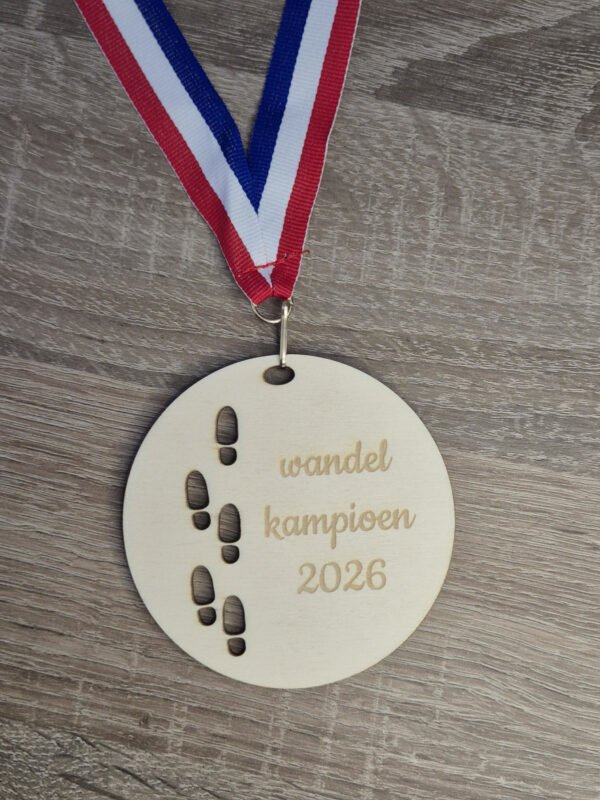 Houten medaille avondvierdaagse 4 daagse 2026 Handgemaakte houten avondvierdaagse medaille in de vorm van een cijfer 4 met rood wit blauw lint gemaakt van 4 mm populieren multiplex