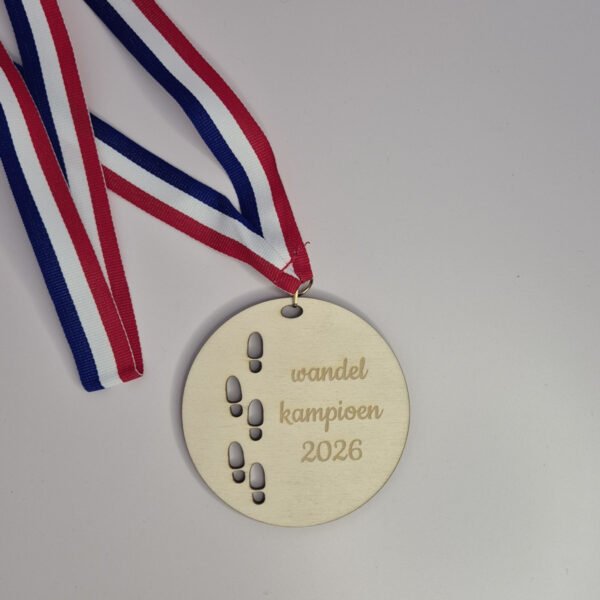 Handgemaakte houten avondvierdaagse medaille in de vorm van een cijfer 4 met rood wit blauw lint gemaakt van 4 mm populieren multiplex