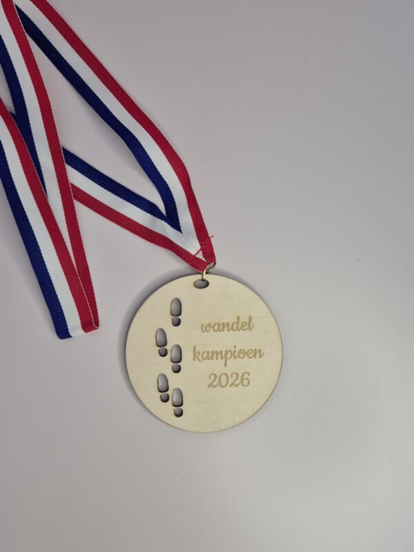 Houten medaille avondvierdaagse 4 daagse 2026 Handgemaakte houten avondvierdaagse medaille in de vorm van een cijfer 4 met rood wit blauw lint gemaakt van 4 mm populieren multiplex
