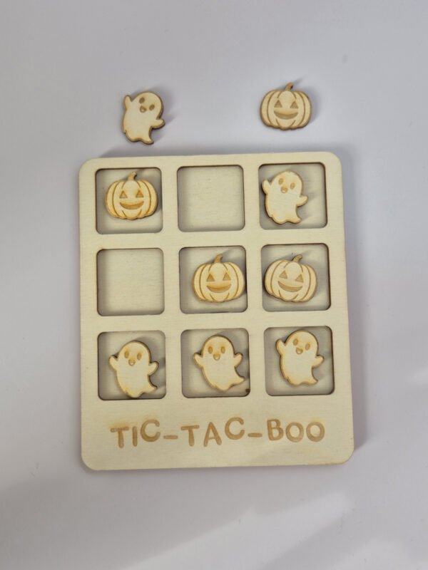 Houten boter kaas en eieren spel met spookjes en pompoenen in Halloween thema
