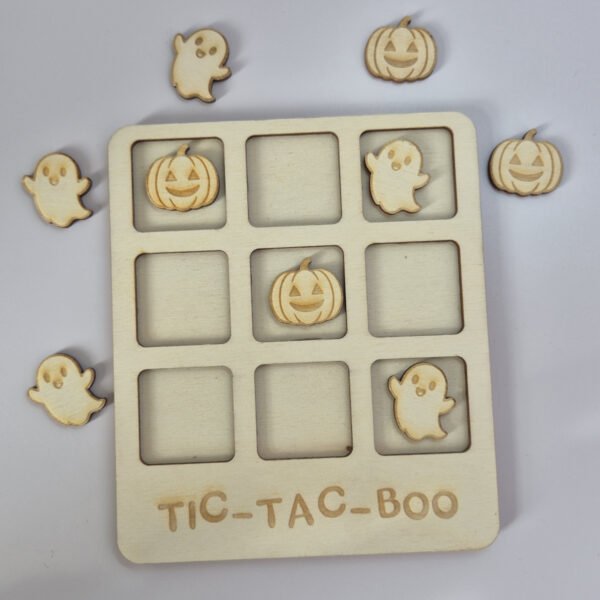 Houten boter kaas en eieren spel met spookjes en pompoenen in Halloween thema