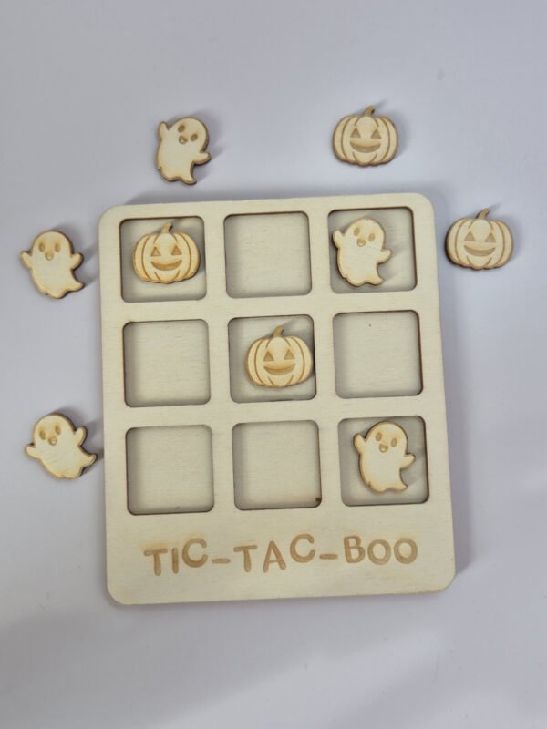 Houten boter kaas en eieren spel met spookjes en pompoenen in Halloween thema